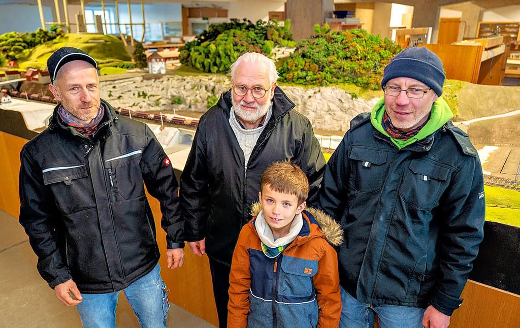 Maik (v.l.), Michael, Timon und Jens Schulze beschäftigen sich mit der Mini-Welt.