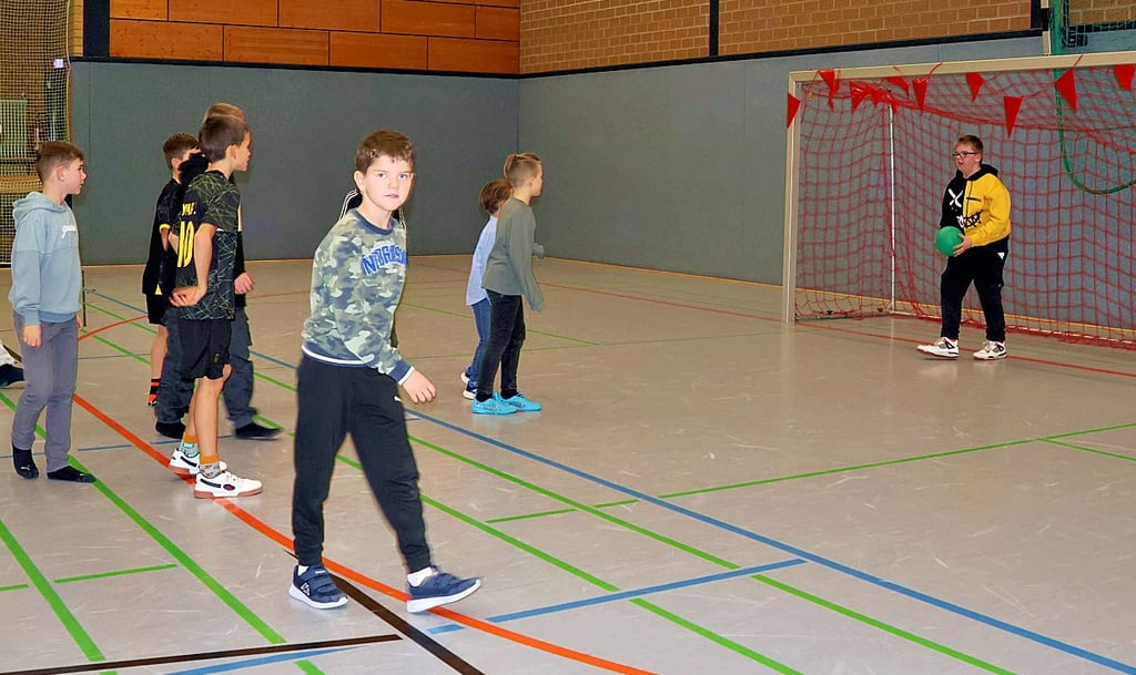 Einen ganzen Abend mit Fußball, das gefiel den Kindern. In der Halle war genug Platz für Bewegung und zum Toben.