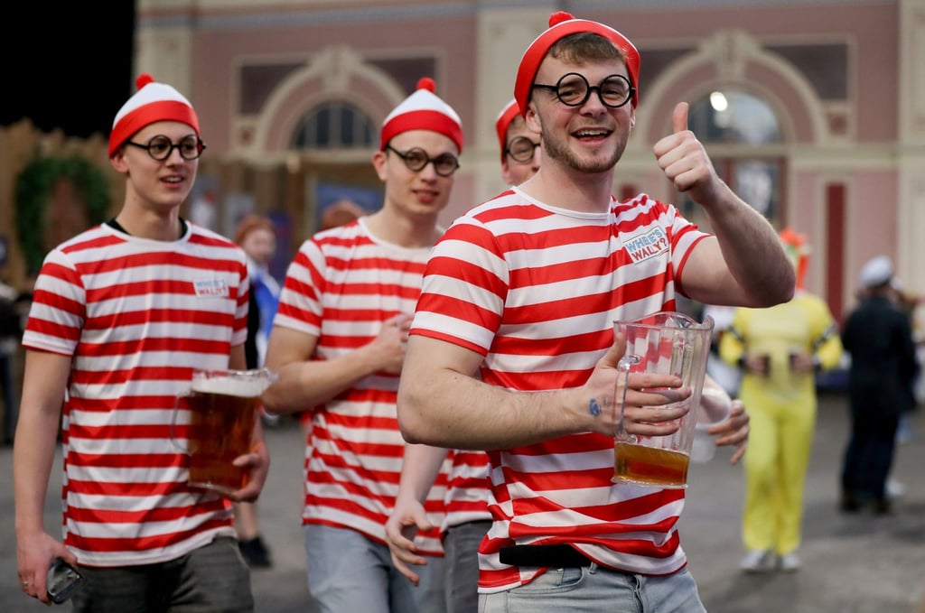Darts-Fans in Kostümen und Bierkrügen auf dem Weg ins Alexandra Palace.