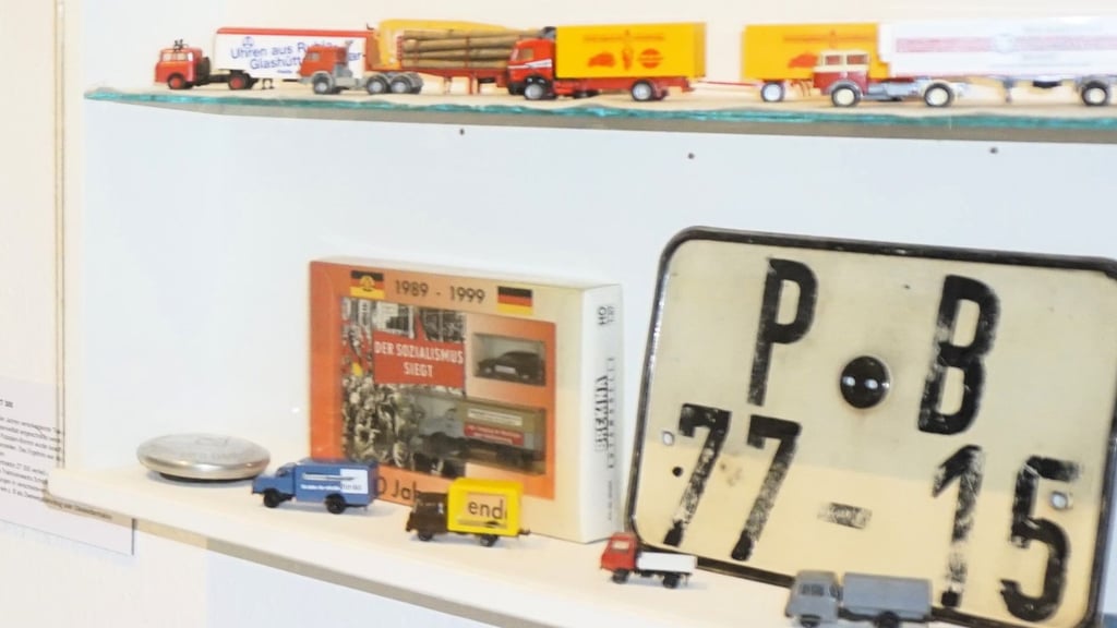 Jörg Schulze in der Sonderschau zu Modellfahrzeugen aus DDR-Ueiten im Genthiner Kreismuseum.