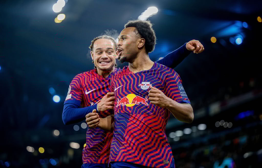 Nicht nur auf dem Platz ein starkes Duo: Xavi und Openda.