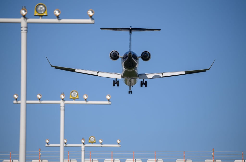 Ein Flugzeug ist beim Flug von München im Landeanflug auf den Flughafen Dresden International.