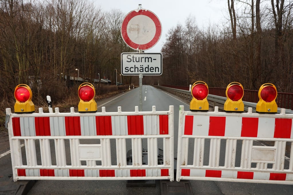 Eine Straße ist aufgrund von Sturmschäden gesperrt.