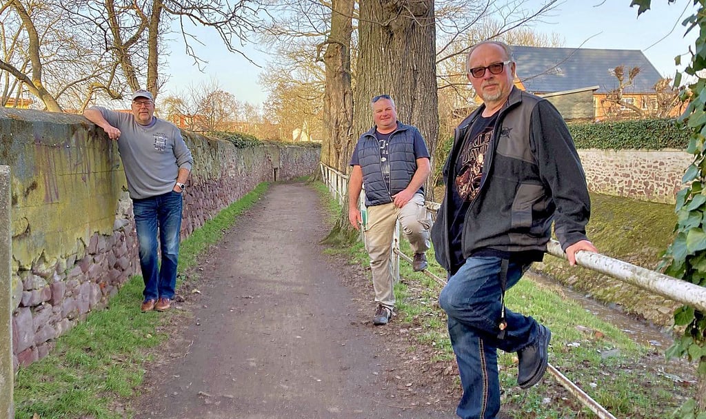 Vorsitzender Hilmar Knop, Jan Müller und Manfred Kurth (von rechts), vom Diesdorfer Heimatverein an dem Weg, der aufgewertet werden soll.