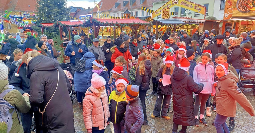 Der Weihnachtsmarkt in Jessen füllt sich mit Besuchern. Freitag und Sonnabend wird er die Menschen in Feststimmung versetzen.