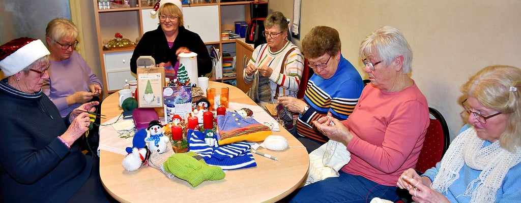 Stricken ohne große Pausen und in der gemütlichen Gemeinschaft: Die Wunschzettel, mit denen Verwandte und Bekannte zu den Arendseer Handarbeitsfrauen kommen, sind lang.