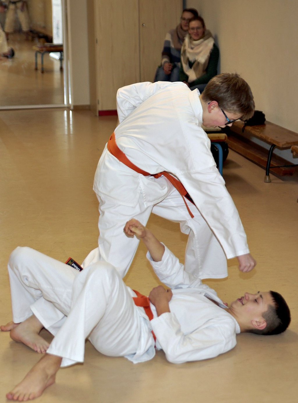 Marcus Niemann und Nick Walla zeigen hier eine Übung. Beide sind mit ganz viel Eifer beim Karate dabei.