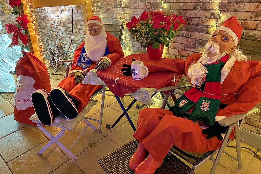 Neben Lichterketten und Leuchtobjekten sind auch zahlreiche Weihnachtsmänner Teil der Deko. Manche von ihnen sind sogar Fans von FCM und SCM.