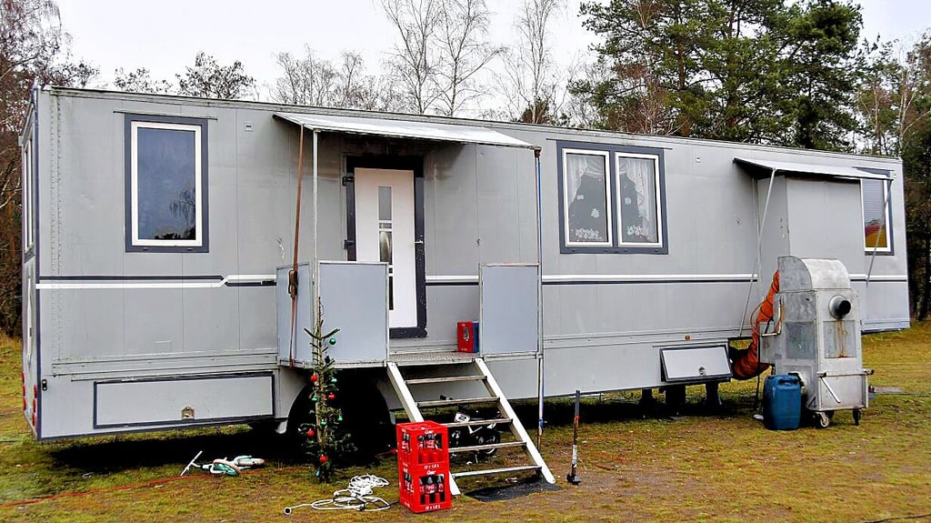 Ein schlichter grauer Wagen, Küchen- und Hauptwagen in einem. Hier ist der Treffpunkt der Großfamilie, hier spielt sich alles ab.