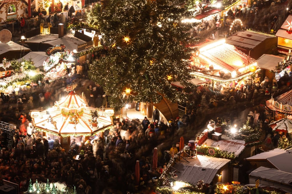 Hell erleuchtet sind die Verkaufsstände auf dem 589. Dresdner Striezelmarkt zur Eröffnung.