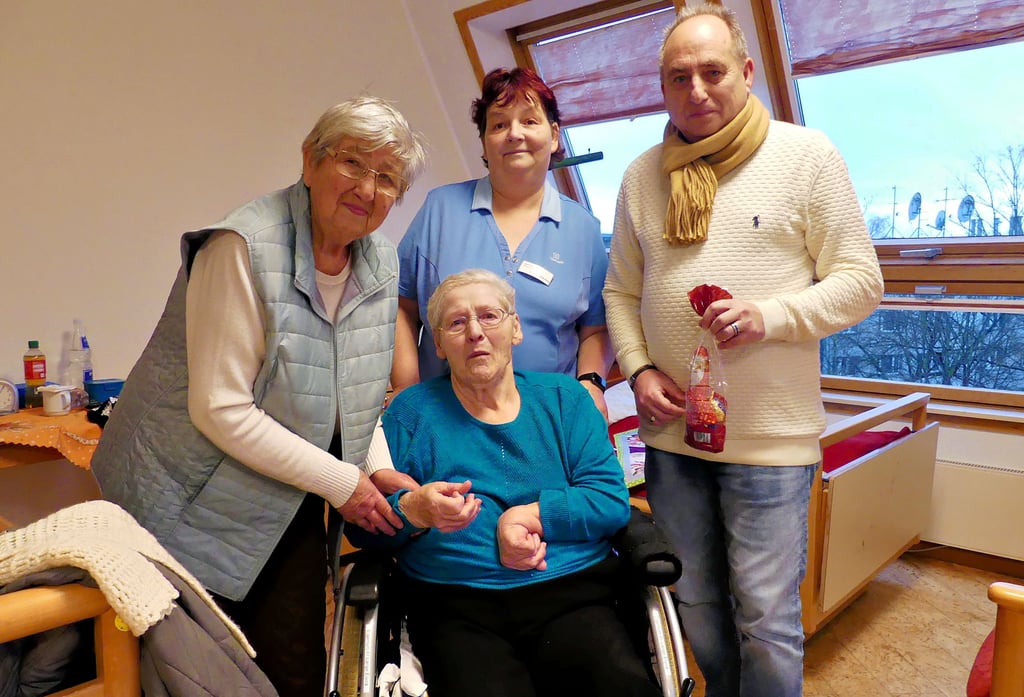 Herta Saal (l.) und Jörg Homann besuchten die Exil-Delitzerin Elvira Lange im Altersheim.