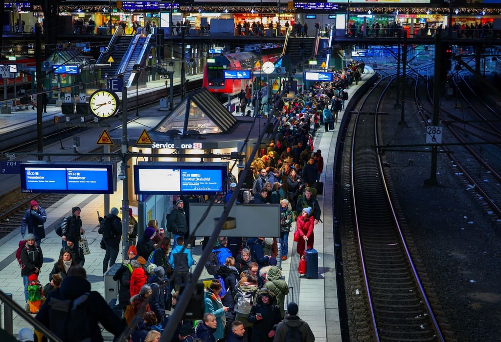 Sturmtief „Zoltan“ sorgt für Einschränkungen: Zahlreiche Reisende warten auf einem Bahnsteig am Hamburger Hauptbahnhof auf ihren Zug.