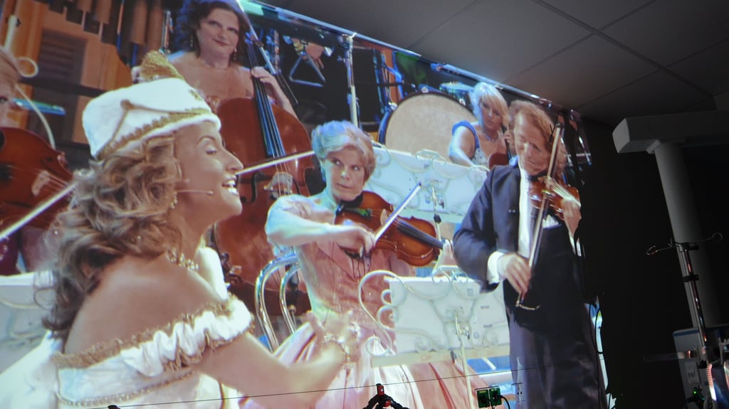 Konzertmitschnitt Walzerkönig André Rieu. Der gesponserte Erlebnisprojektor Qwiek.up namens Kuno auf der Intensivstation des Johanniter-Krankenhauses Stendal.