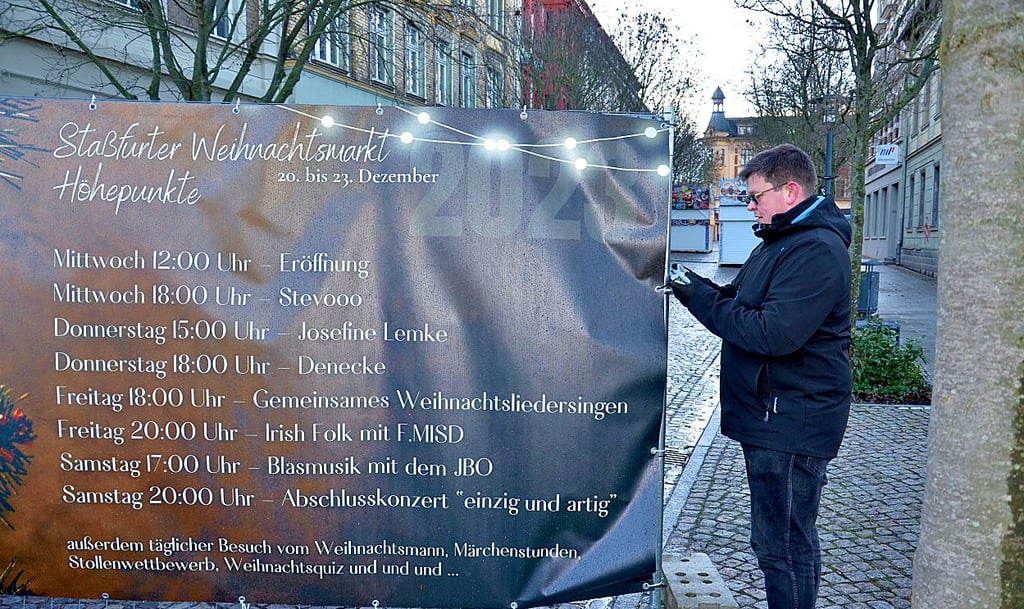 Stephan Czuratis vom Vorstand des Gewerbevereins Staßfurt richtet Freitagmorgen die in der Nacht zuvor umgekippten Absperrungen mit den Weihnachtsmarkt-Höhepunkten auf. Heute geht der Budenzauber weiter.