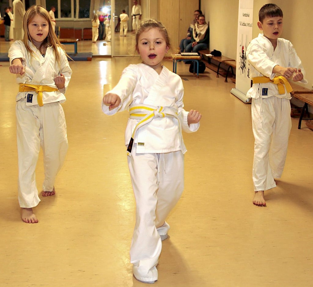 Zoey Maßmann, Lea Hiob und Lucas Augustin (von links) gehören zu den jüngsten Karatekas der Karateschule Leitzkau. Sie beeindruckten mit ihrer Kata.