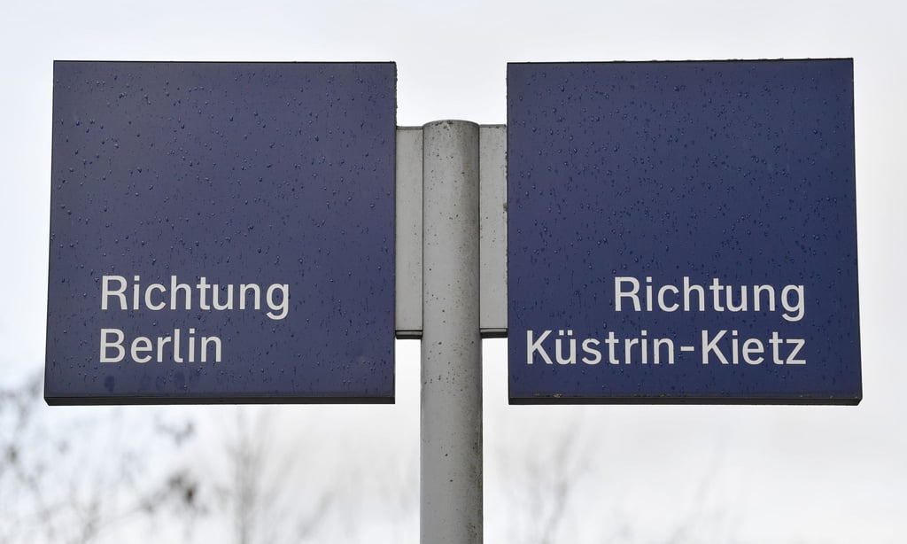 Wegweiser am Bahnhof in Trebnitz im LandkreisMärkisch-Oderland.