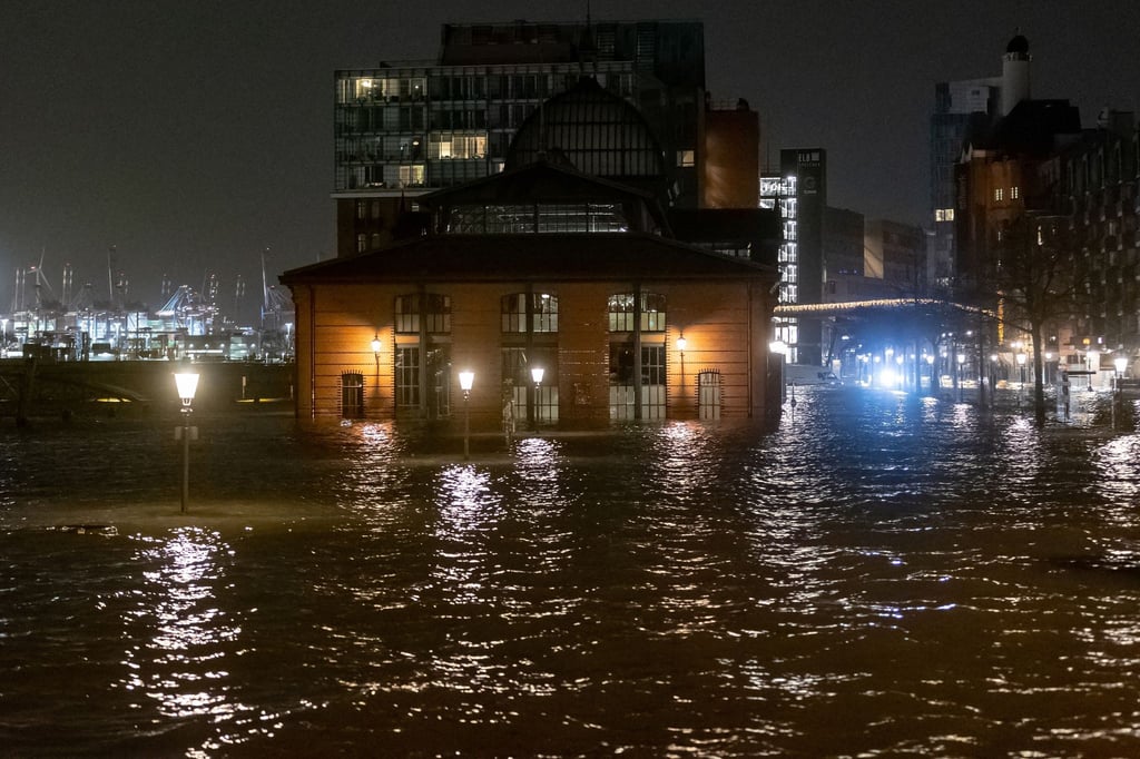 Wasser der Elbe wird bei einer Sturmflut auf dem Fischmarkt gedrückt.