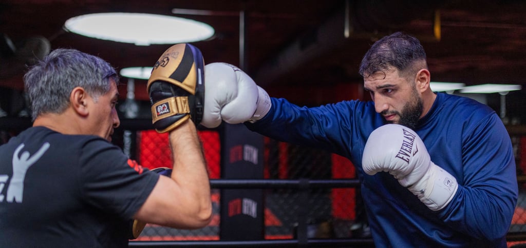 SES-Schwergewichtler Agit Kabayel hat sich mit seinem Coach Sükrü Aksu fleißig auf das Duell mit Arslanbek Makhmudov vorbereitet.