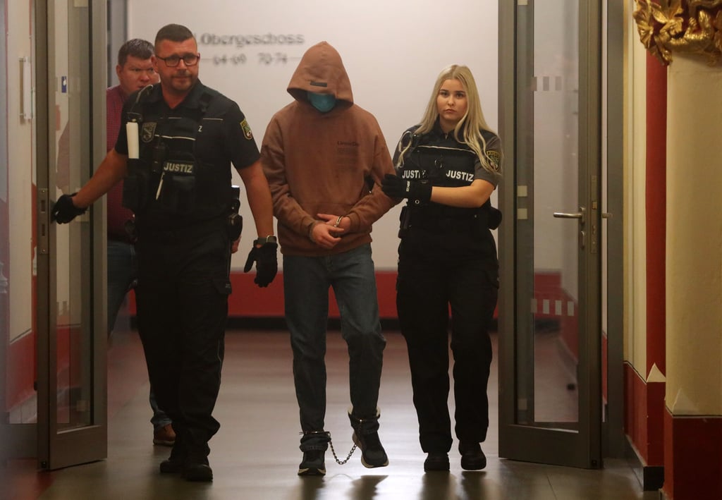 Angeklagt wegen Mordes: Der 17-Jährige beim Prozessauftakt im Landgericht in Hale.