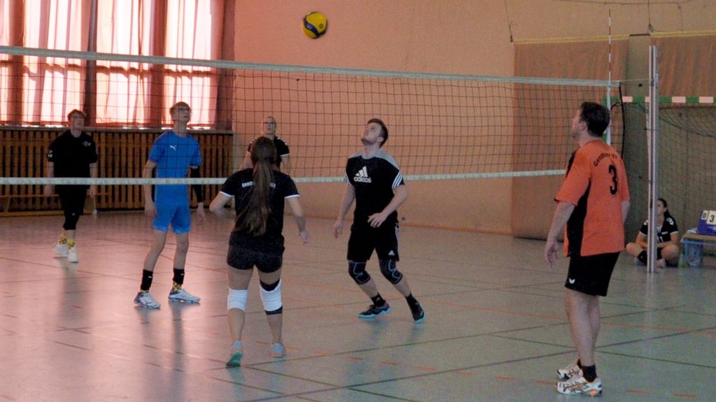 Ein Volleyballturnier wird in der Genthiner Sporthalle ausgetragen.