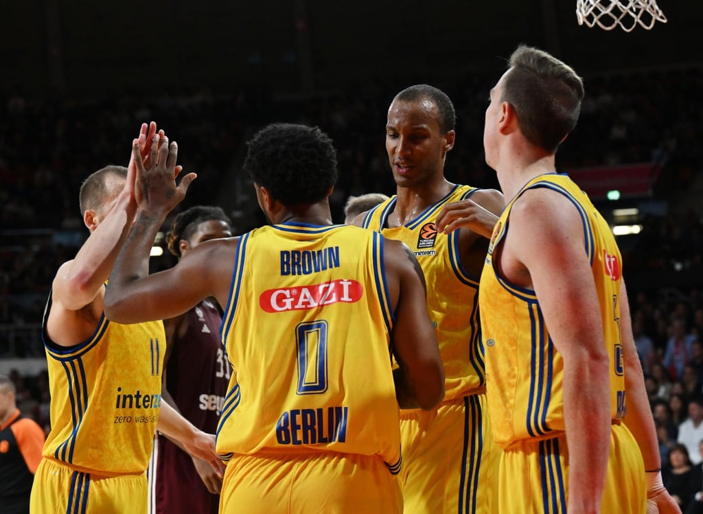 Matt Thomas (l-r), Sterling Brown, Louis Olinde und Justin Bean von Berlin jubeln.