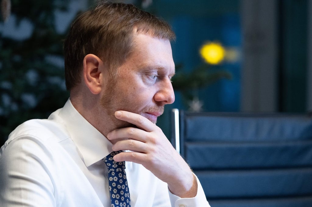 Michael Kretschmer, Ministerpräsident von Sachsen, sitzt in seinem Büro in der Staatskanzlei.