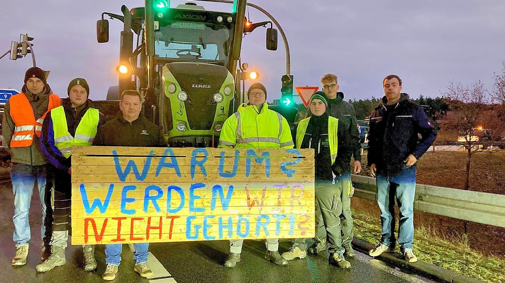 Proteste im Landkreis Wittenberg Traktoren blockieren die A9 in Coswig