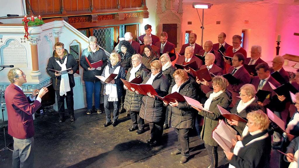 Vor dem Altar der Oebisfelder Nicolaikirche singen gemeinsam der Frauenchor Wassensdorf und der Männergesangverein Oebisfelde bekannte und weniger bekannte Weihnachtslieder.