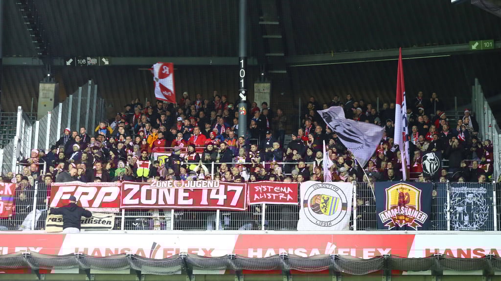 Fans von RB Leipzig bei Auswärtsspiel bei Werder Bremen.