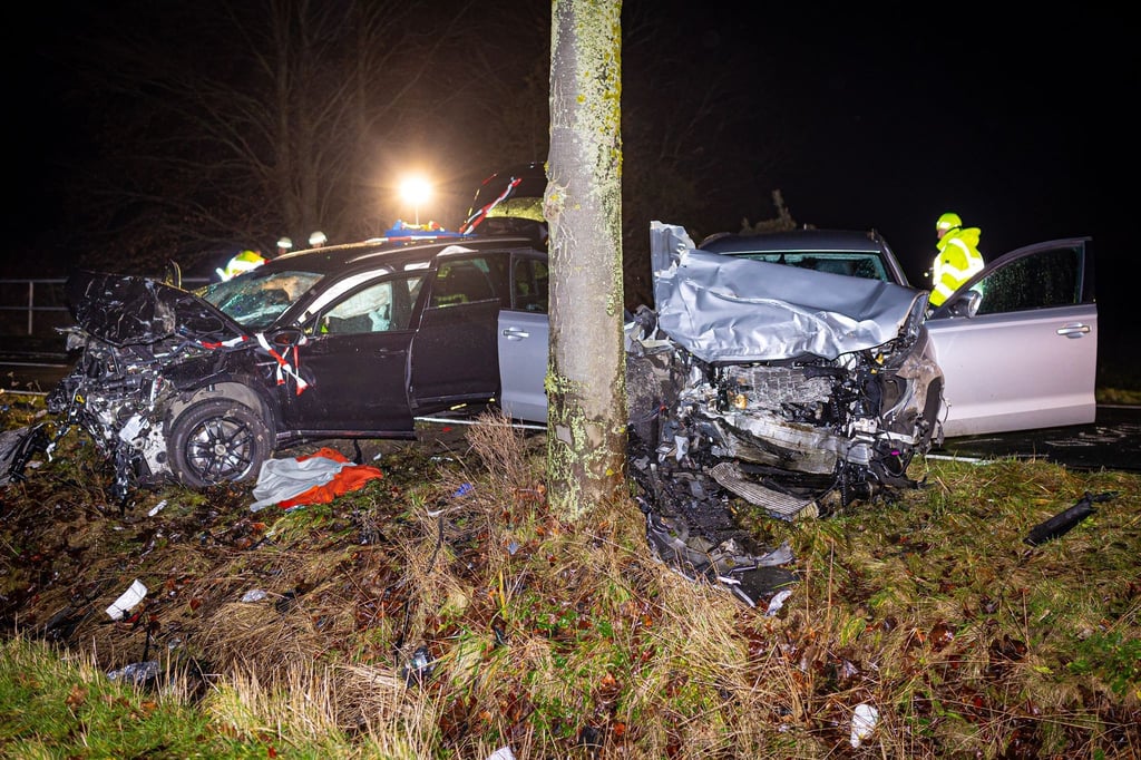 Zwei Unfallautos stehen am Abend auf der L392 in der Region Hannover.