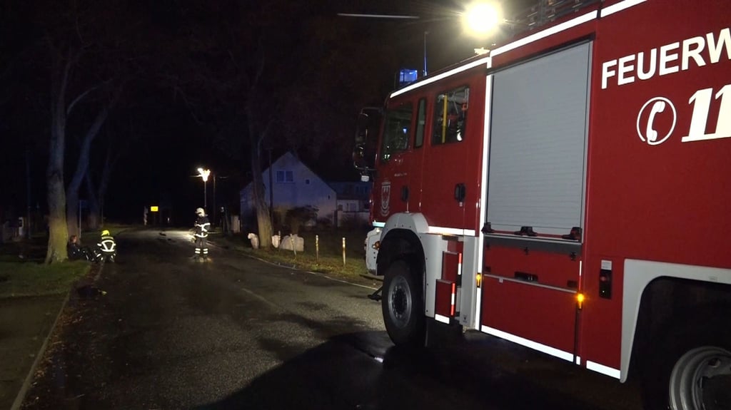 Feuerwehrkräfte stehen am angeblichen Einsatzort.