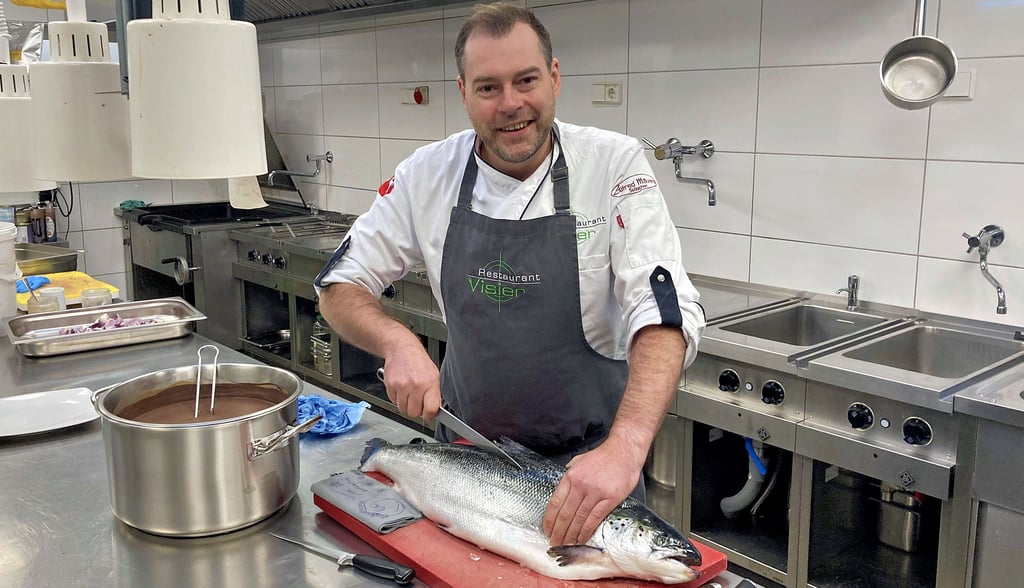Sebastian Schulze in seinem Element: In seinem Restaurant „Visier“ in Lehrte (Niedersachsen) fordern die Weihnachtsvorbereitungen den preisgekrönten Koch aus Burg in Sachsen-Anhalt.