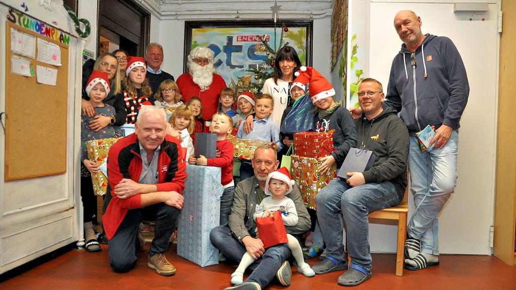 Andreas Stacker (vorne links) und Birgitta Söder (hinten rechts) von ETS besuchten in dieser Woche das Kinderheim in Jerchel. Leiter Michael Tüngler (hinten links), Mitarbeiter und Kinder freuten sich über die Geschenke.