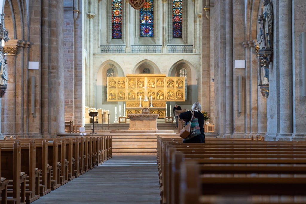 Blick auf einen nahezu leeren Innenraum einer Kirche.