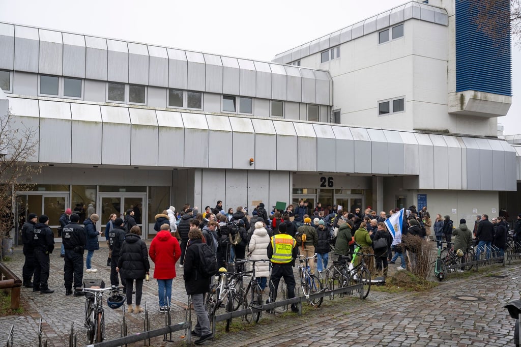 Teilnehmer einer Demonstration von Fridays for Israel stehen vor der FU-Berlin.