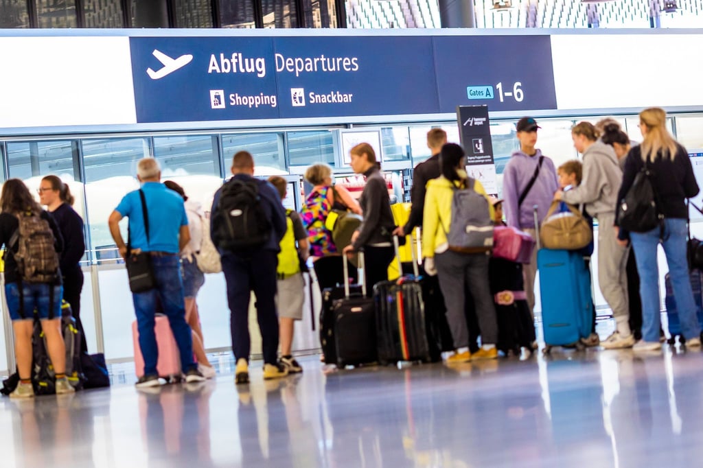 Fluggäste warten am Morgen im Flughafen Hannover-Langenhagen.