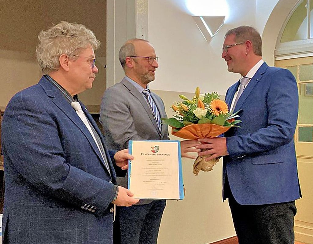 Stefan Hemmerling (Bildmitte) gratuliert seinem Nachfolger Torsten Lorenz. Dietmar Krause (li.) hatte ihn zuvor vereidigt.
