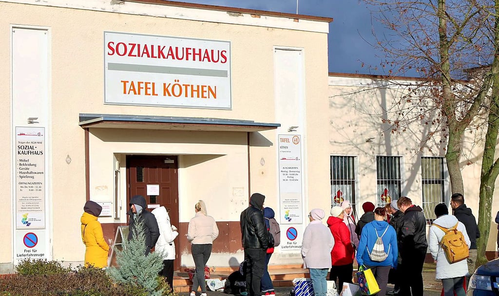 Anstehen gehört nicht nur in diesen Tagen bei der Tafel dazu.