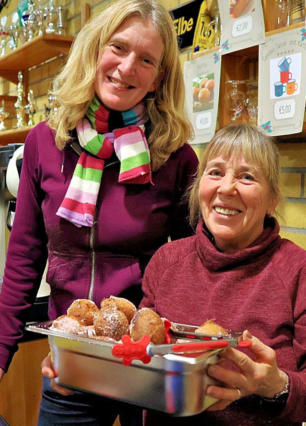 Hetty Engelse und Adelheid Schwannecke sorgten bei der Veranstaltung in Sandau für leibliches Wohl.