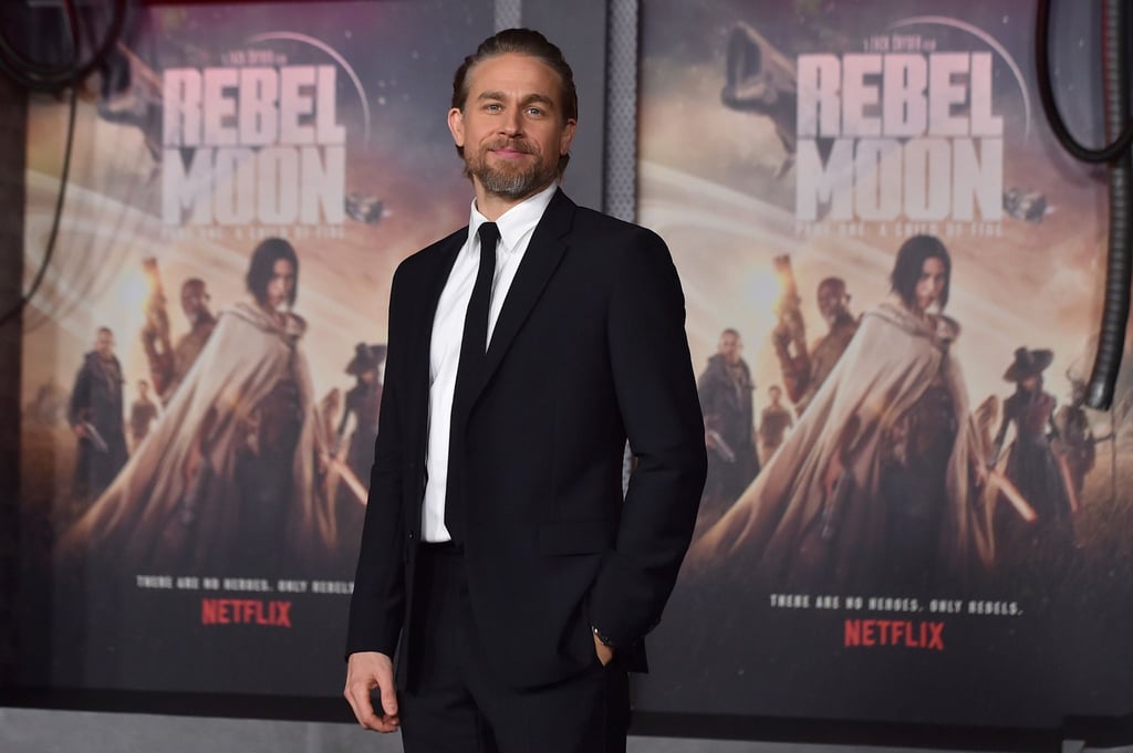 Der Schauspieler Charlie Hunnam kommt zur Premiere des Films „Rebel Moon - Part One“ ins TCL Chinese Theatre in Los Angeles.