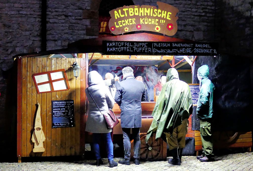 Eine letzte Zuflucht auf der Burg: Ein tschechischer Gastronom verkaufte am Nachmittag noch Knödel und Gulasch an die wenigen Passanten.