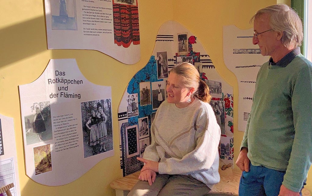 Gemeinsam mit Uwe Richter kümmert sich Annkatrin Els um das Flämis Huus. Zum Thema Rotkäppchen und Flämingtrachten wurde mittlerweile eine ganze Ausstellungsecke zusammengetragen.