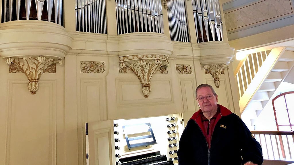Horst Lützkendorf steht hier vor der gerade sanierten Orgel der Kirche Gröst.