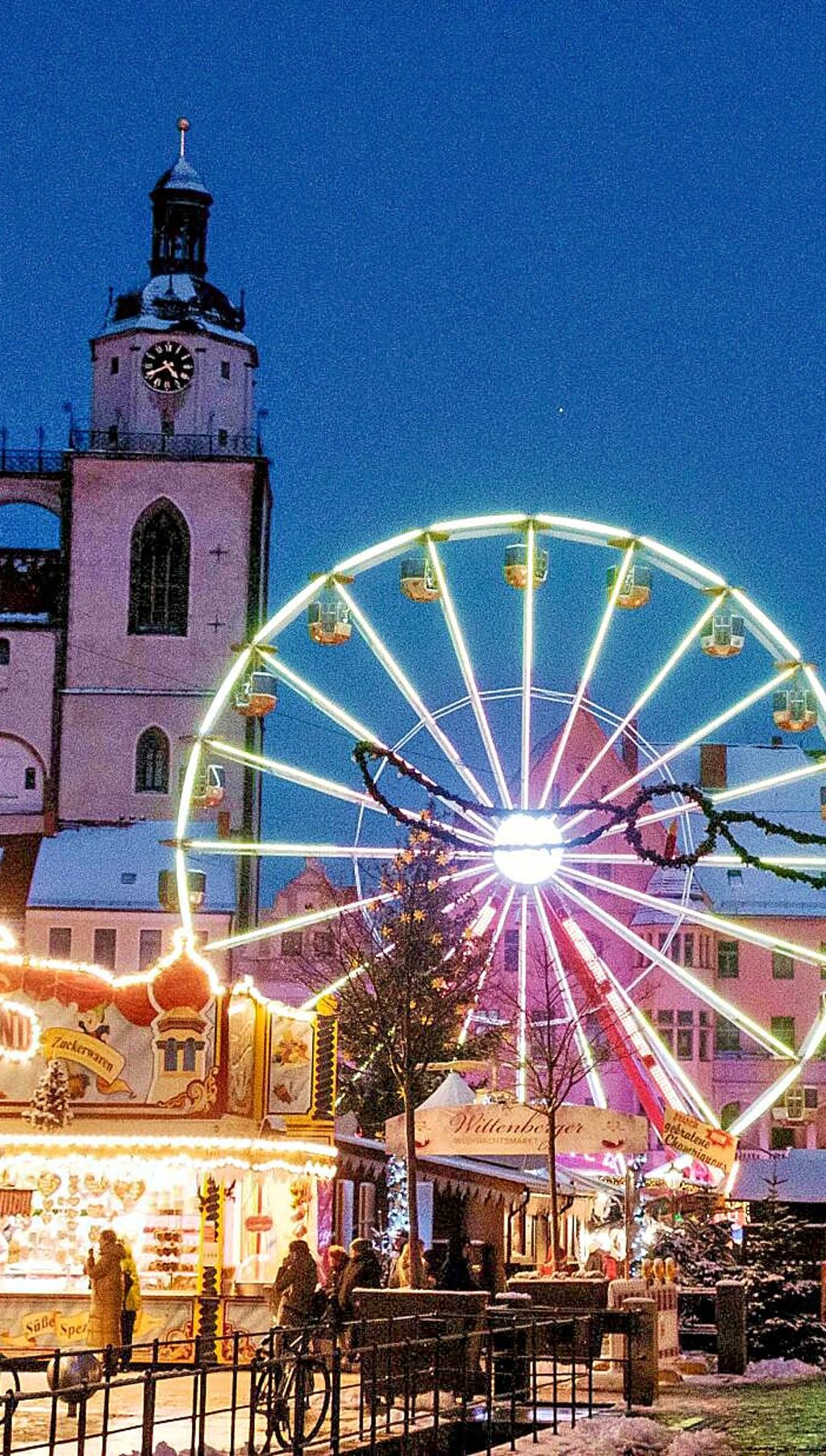 Nur am Sonntag und am Montag hat der Wittenberger Weihnachtsmarkt geschlossen. Ansonsten wird ab 11 Uhr eingeladen, Riesenrad oder Karussell zu fahren oder gern einen Punsch oder Glühwein zu trinken.
