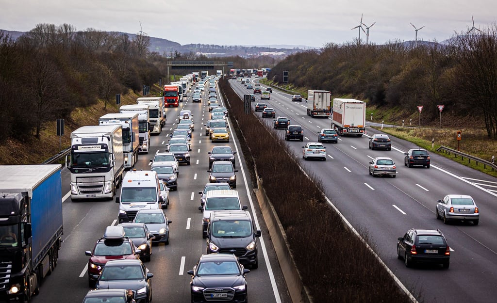 Der Verkehr stockt auf der Autobahn 2 (A2) in Fahrtrichtung Hannover.
