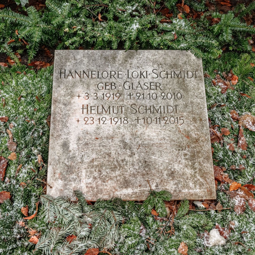 Das Grab von Helmut und Hannelore Schmidt auf dem Friedhof in Hamburg-Ohlsdorf.