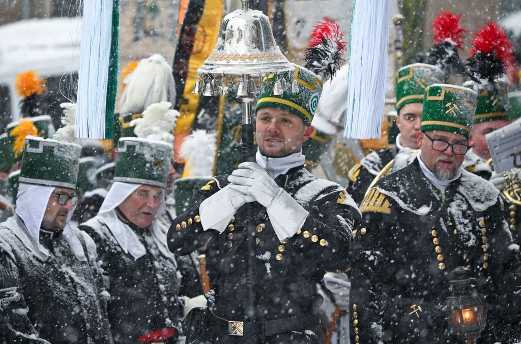 Am Abschlusskonzert vor der St. Annenkirche haben sich die Mitglieder der Berg- und Hüttenvereine aufgestellt.