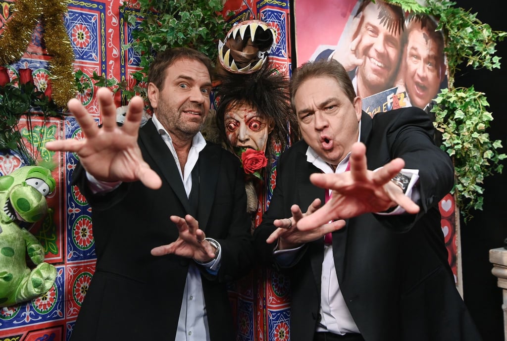 Die Moderatoren Peter Rütten (l) und Oliver Kalkofe stehen im Studio der Tele5-Sendung „Schlefaz - die schlechtesten Filme aller Zeiten“.