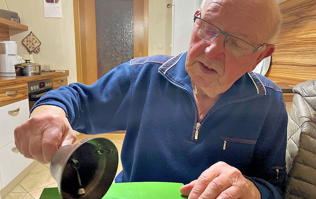Der Weihnachtsmann bewahrt eine historische Glocke auf.