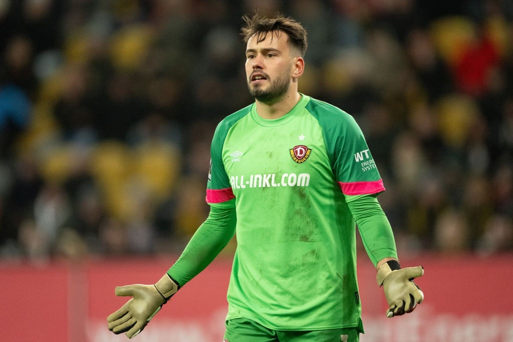 Dynamos Torwart Stefan Drljaca gestikuliert.